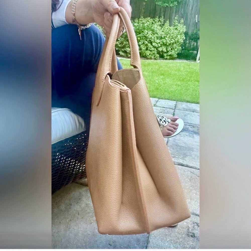 Elegant Tan Leather Handbag, perfect to carry to work, made in Italy - Picture 2 of 13